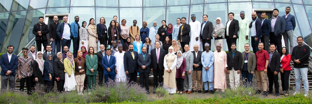 Large group of islamic finance students in the courtyard of the business school