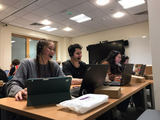 Students on phones during the alumni telephone appeal