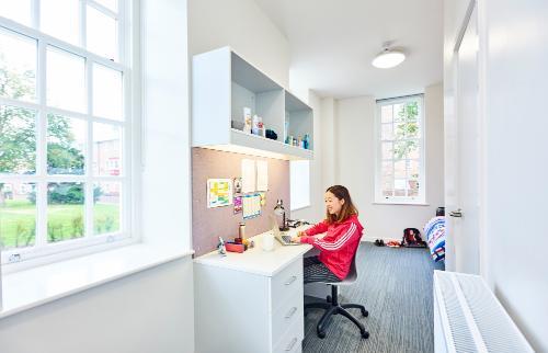 Student studying at desk in Sheraton Park Studio