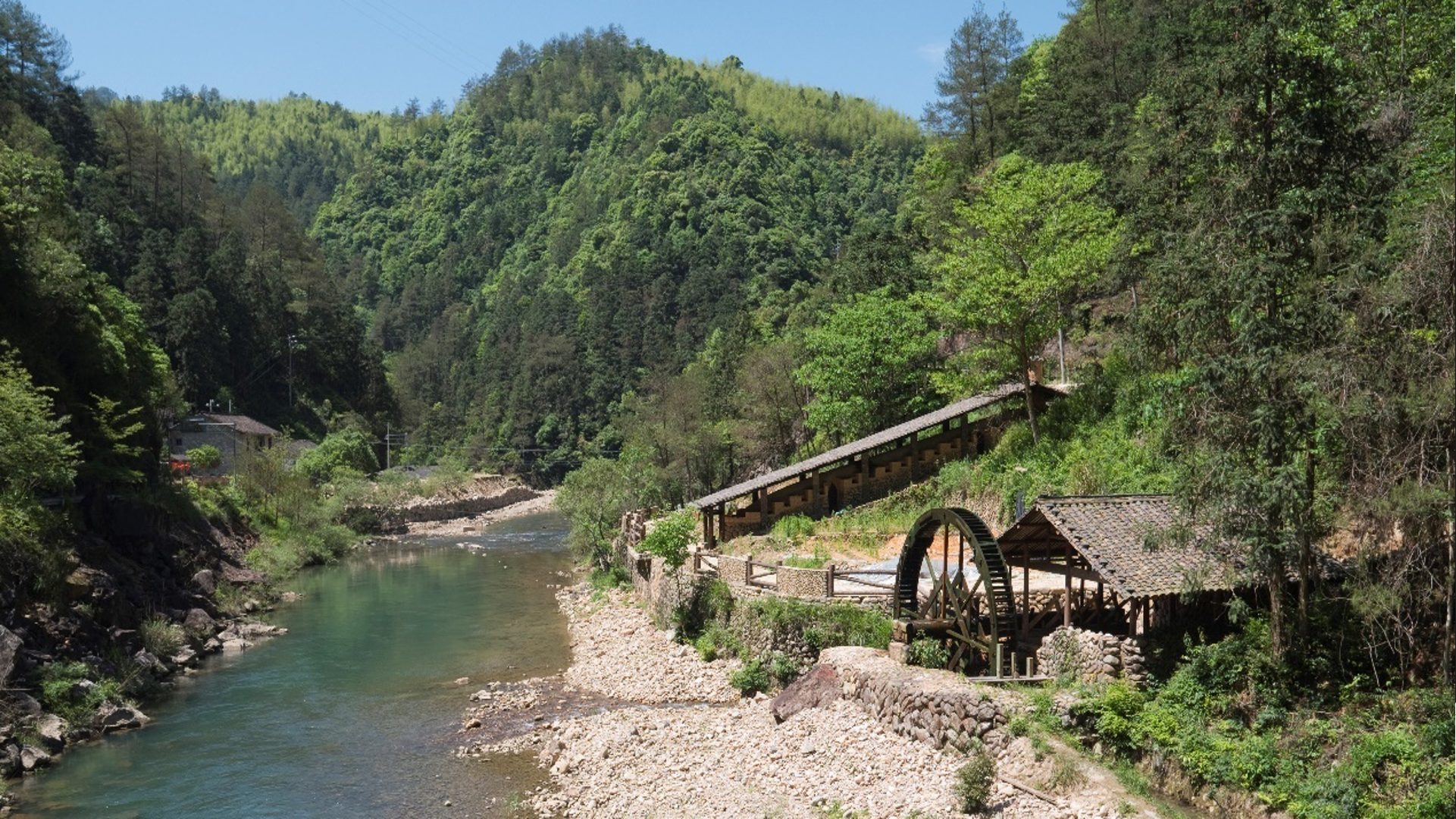 The dragon kiln structure is built on a slope near a mountain and river in South China, specifically in Longquan County, Zhejiang Province. It boasts a large capacity for loading ceramic firings. Photograph by Derek Kennet (2017).