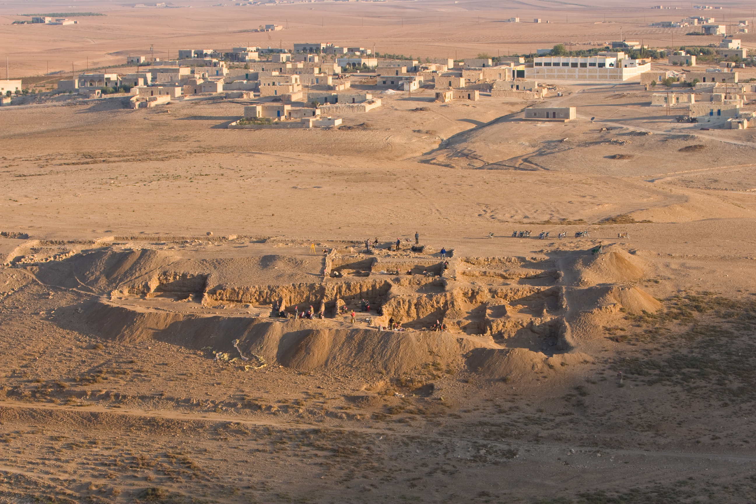 Wider aerial photograph of the archaeological dig and town at Tell Halula