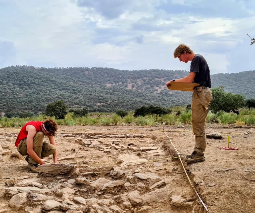 Students recording the area where the Cañaveral de León 3 stela was found.