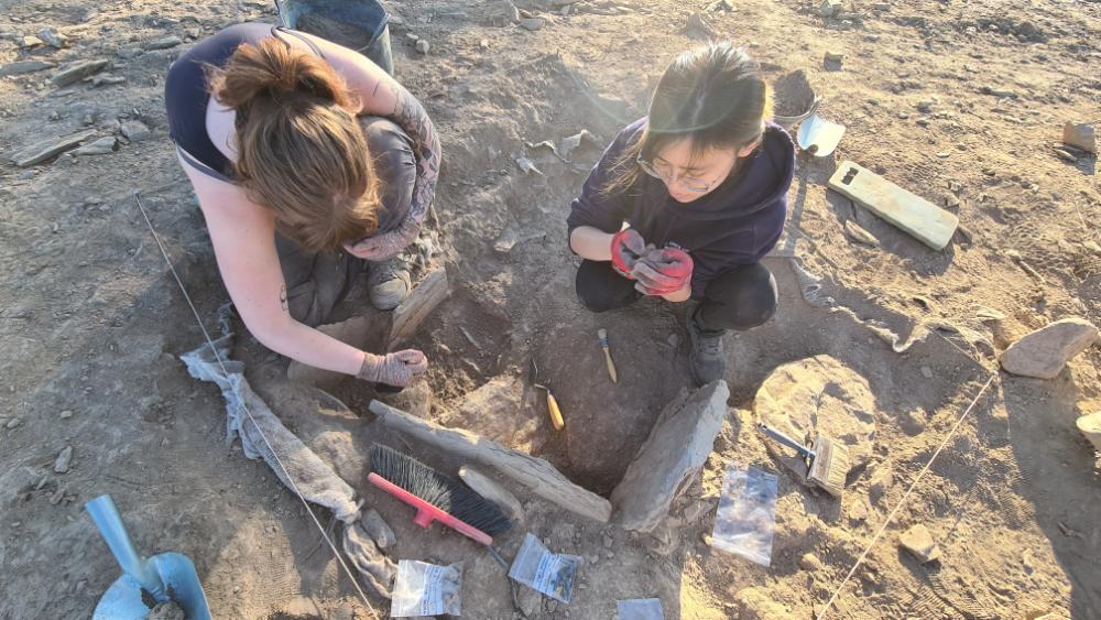 Students digging a funerary cist at the Las Capellanías complex