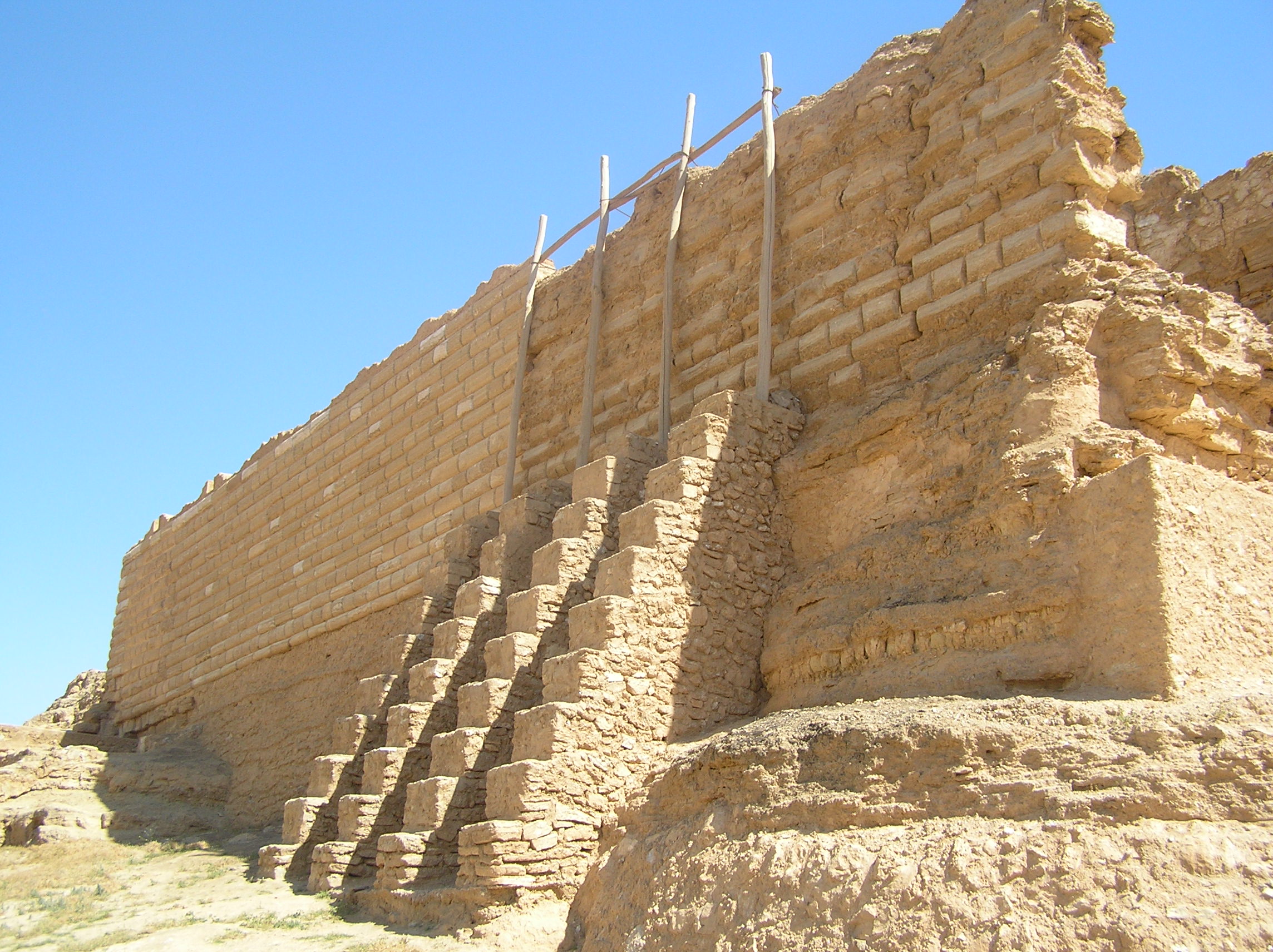 A photograph of the ancient wall surrounding the city of Dura-Europos