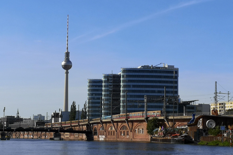 https://pxl-duracuk.terminalfour.net/fit-in/768x432/filters:format(webp)/prod01/prodbucket01/media/durham-university/global/global-opportunities/general-images/Berlin-Spree.png