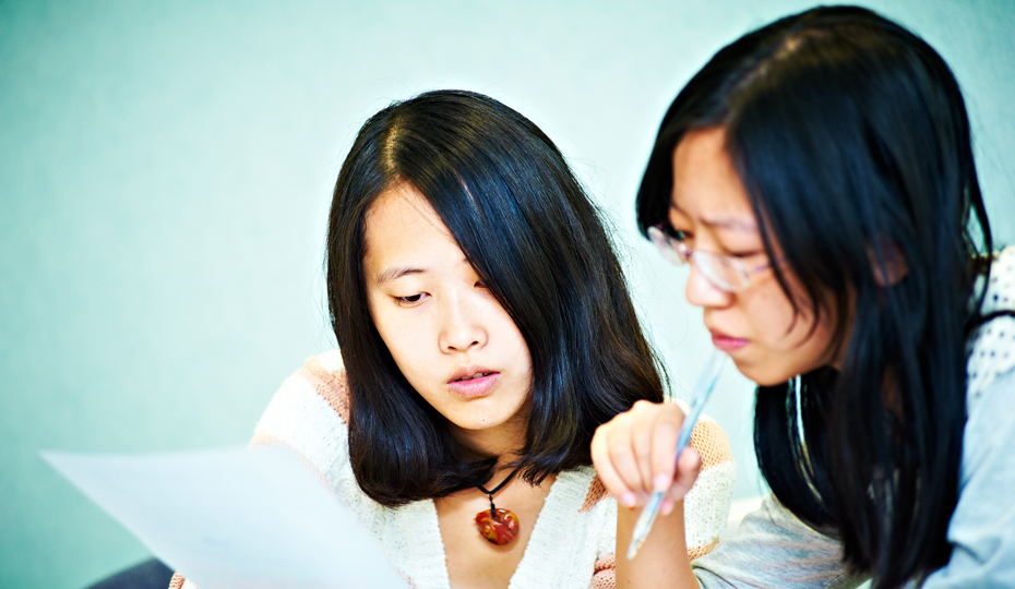 TStudents discussing work during a seminar