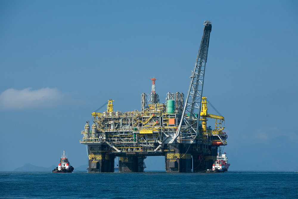 TAn oil rig platform at sea